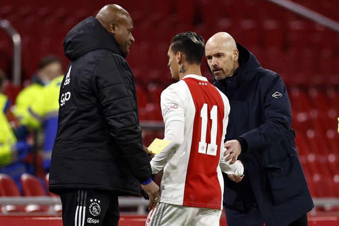 Antony (m) with assistant coach Winston Bogarde (l) and trainer Erik ten Hag.