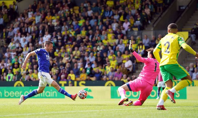 Tim Krul brengt redding op een poging van Jamie Vardy.