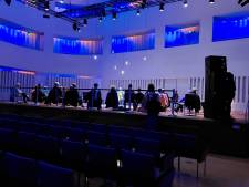 Alle emoties worden gekneed bij muzikale massage op het podium van Concertzaal Tilburg