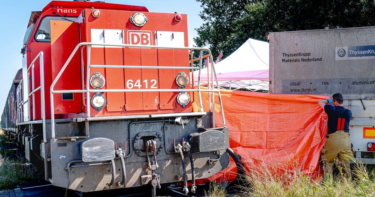 Overleden machinist (25) in Hooge Zwaluwe stond met twee collega’s op ...