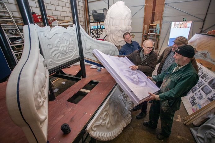 De remake van de vastenavendwagen, v.l.n.r. Harold Mulders, Niko de Wit, Eric Elich en Eric Huffmeijer bespreken de voortgang.