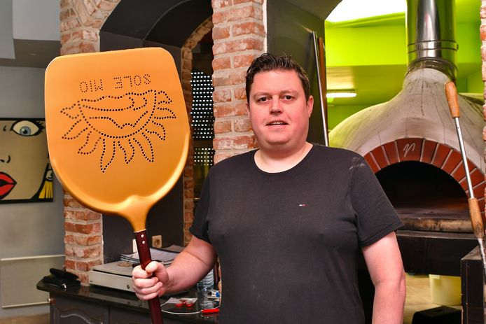 Jeffrey Staes aan zijn houtoven in Pizza Borsalino in Wervik.