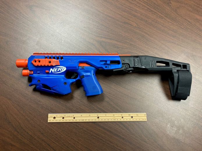 Eeuwigdurend Pelagisch Ontoegankelijk Als Nerf-speelgoedwapen verhuld pistool in beslag genomen bij drugsraid |  Buitenland | hln.be