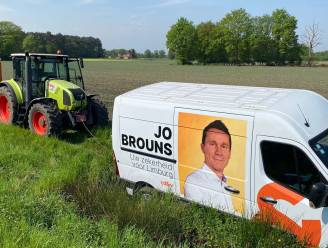 Campagnewagen van Jo Brouns rijdt zich vast: landbouwminister uit de nood geholpen door boer