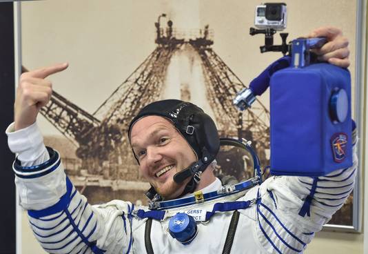 De Duitse astronaut Alexander Gerst vond het kleine gaatje, nadat hij er met zijn vinger overheen was gegaan en de luchtstroom voelde.