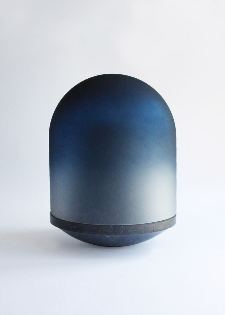 Ontwerper Maria Tyakina ontwierp haar ‘Dome’-urn als kunstobject voor in huis. Met een handgeschilderde glazen stolp van buiten en een carrera-marmeren urn aan de binnenkant. 27x27x36 cm, € 3.500. mariatyakina.com Beeld 