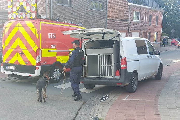 De politie zet een speurhond in na de schietpartij waarbij advocate Claudia Van Der Stichelen aan Eiland in Sint-Lievens-Houtem om het leven kwam.