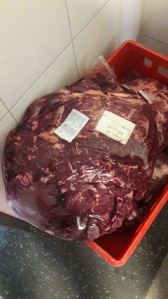 Marcel Vuurman verkoopt met zijn bedrijf Voordelig Vlees Voor Iedereen uit Esch via besloten Facebook-groepen vlees door het hele land.