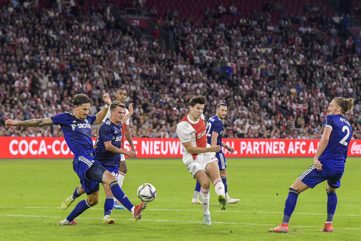 Na drie prijsloze jaren heeft PSV de jacht op Ajax geopend ...