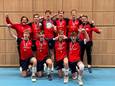 Twente'05 kroonde zich onlangs met Jongens A tot Nederlands kampioen. Links trainster Petra Petzinger en rechts op de achterste rij Matthijs Hasselerharm.