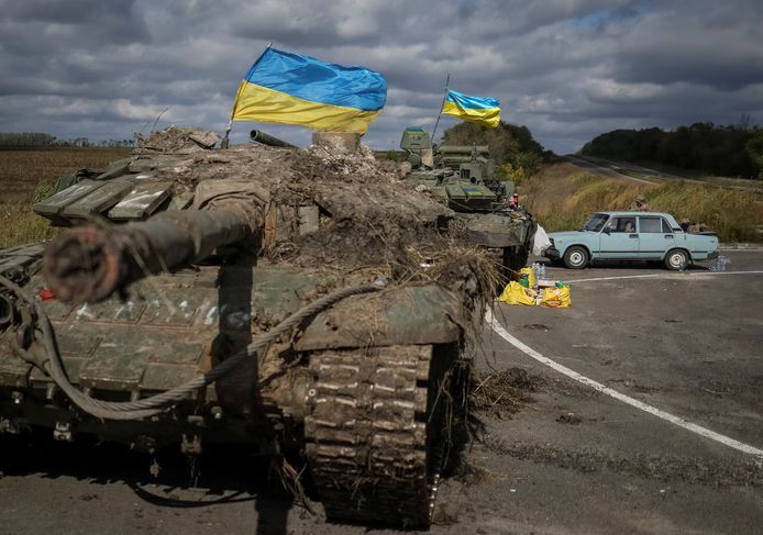 Buitgemaakte Russische tanks met Oekraïense vlaggen nabij Izjoem. Beeld van 19 september.