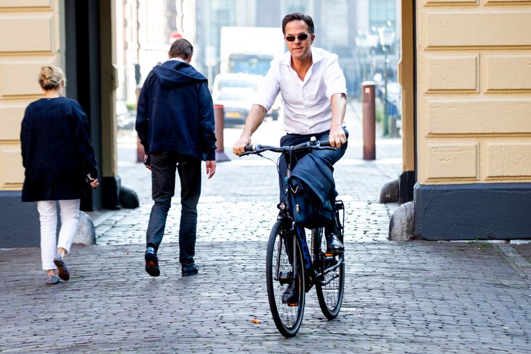 Premier Mark Rutte komt op 16 juli op de fiets aan bij het ministerie van Algemene Zaken. De coalitie wil mogelijk een miljardeninjectie voor de economie.  Beeld Hollandse Hoogte /  ANP
