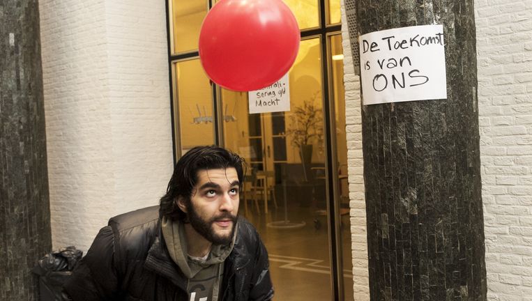 Een van de bezetters van het Maagdenhuis. Beeld Sanne De Wilde