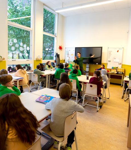 Amsterdamse aanpak tegen Haags lerarentekort: geef ze een bonus en voorrang op huurhuizen