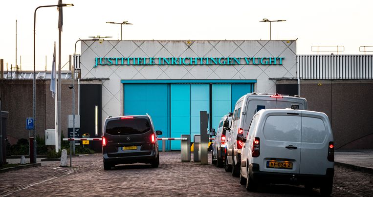 Een beveiligde auto verlaat de Extra Beveiligde Inrichting (EBI).  Beeld ANP /  ANP