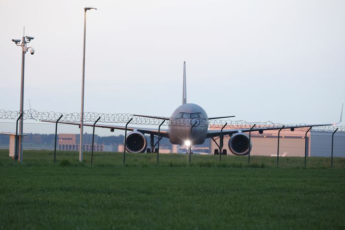 Een Airbus van de luchtmacht landt met uit Soedan geëvacueerde Duitse burgers op de luchthaven Berlijn Brandenburg in Schonefeld.