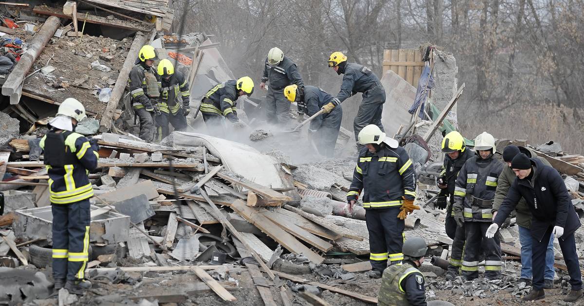 Новый год в Украине начинается с сирен и взрыва в Киеве |  за рубежом