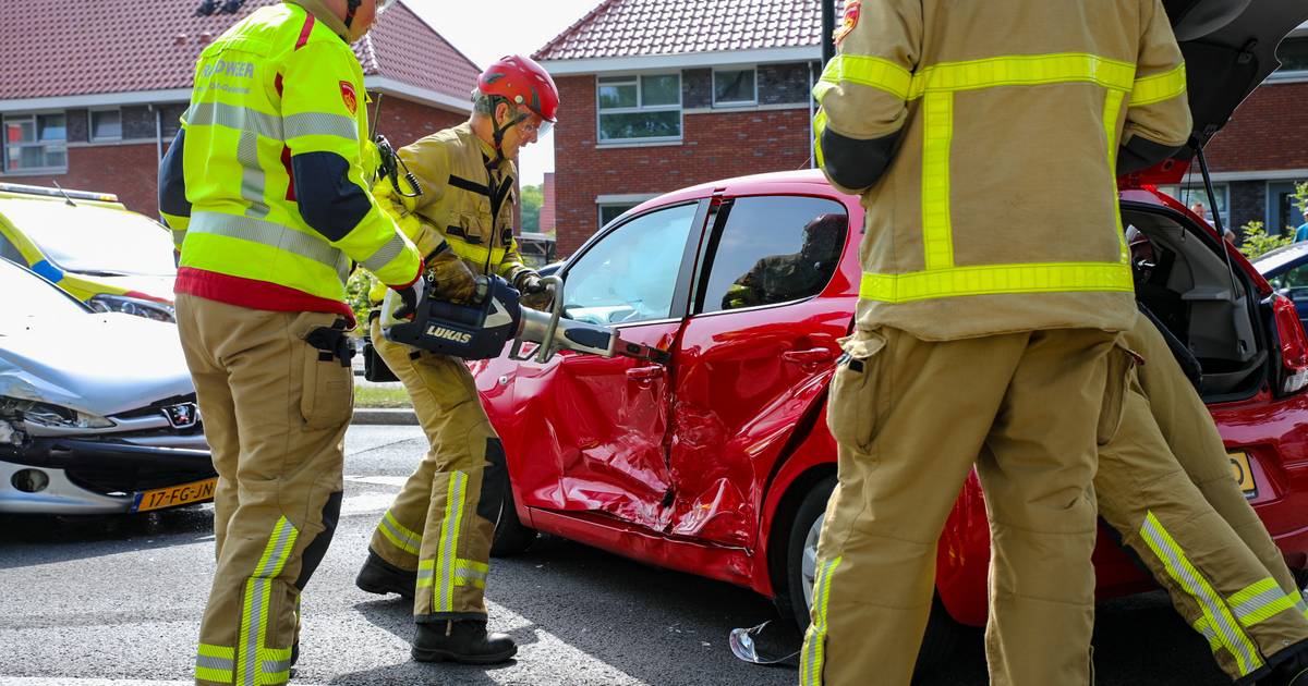 Auto vol in de flank geraakt bij botsing in Apeldoorn: beknelde vrouw door brandweer bevrijd.