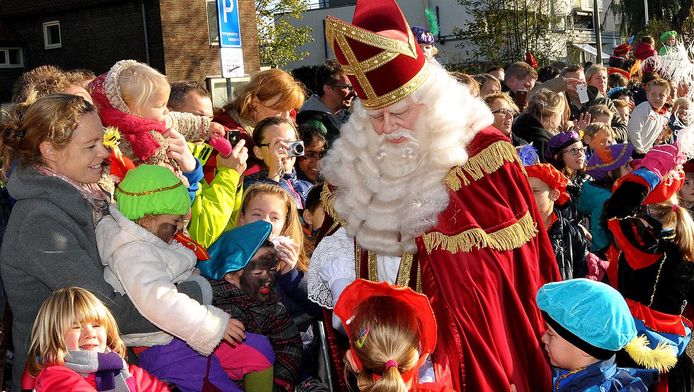 Aangepaste Pieten Bij Intocht Delftse Sinterklaas Amateurvoetbal Gelderlander Nl
