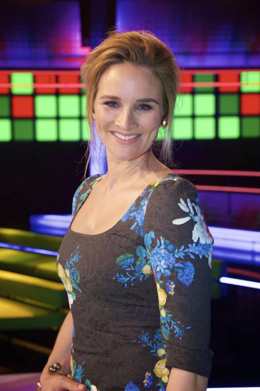 Lieke van Lexmond lacht om gepushte buste op filmposter Show AD