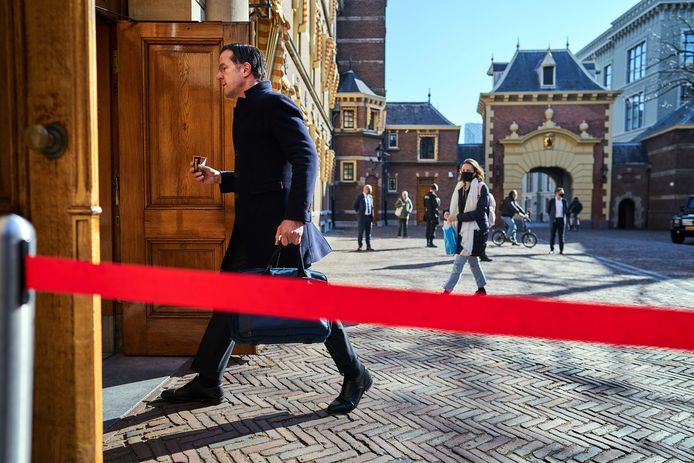 Demissionair minister-president Mark Rutte (VVD) komt aan op het Binnenhof voor een coronaoverleg voorafgaand aan de wekelijkse ministerraad.