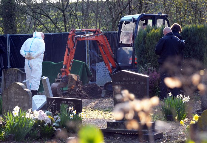 Het opgraven van de resten van de Zwin-vrouw in 2017.