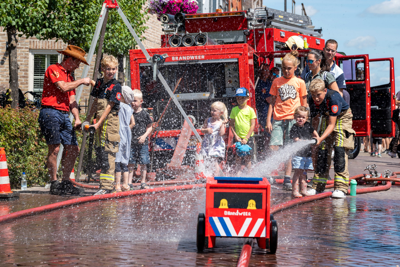 jeugd-kijkt-ogen-uit-op-brandweer-doe-dag-mam-mag-ik-brandweerman