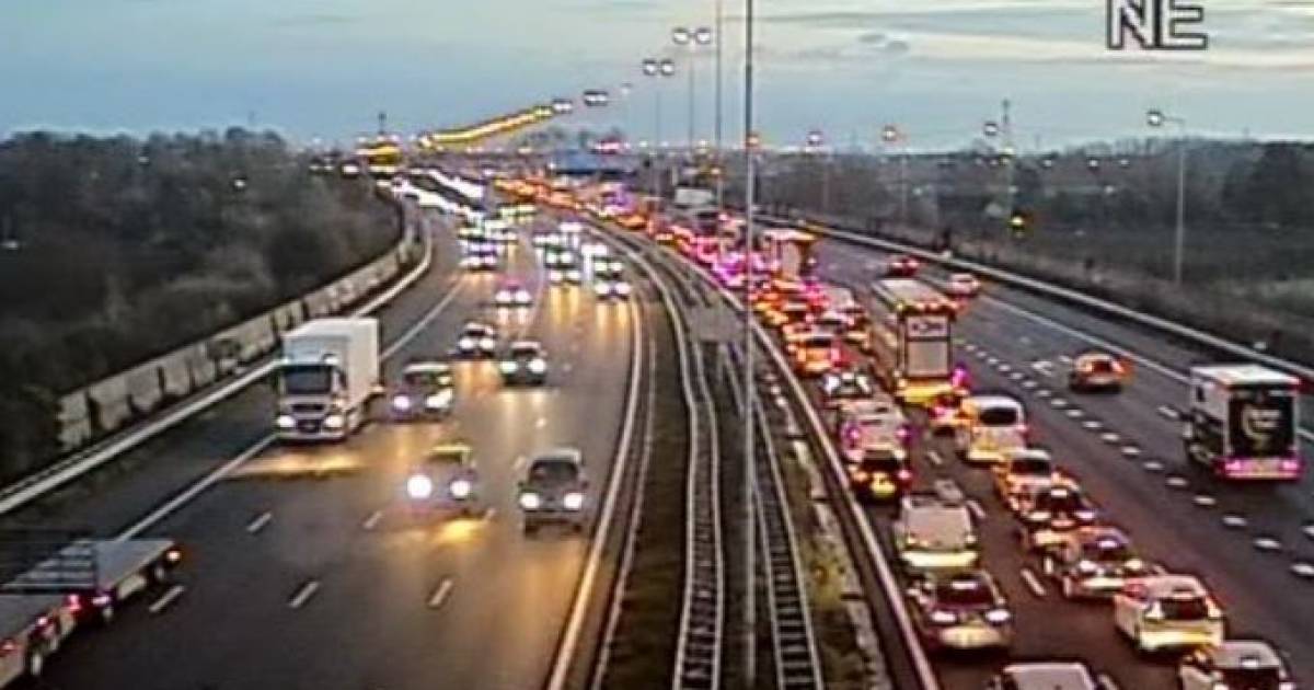 Fikse vertraging op A50 en A73 door ongeluk bij knooppunt Valburg.