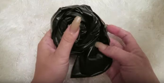 In haar tutorial toont Amber hoe haar kijkers aan de slag kunnen met vuilniszakken