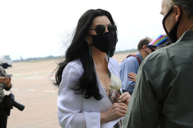 Zangeres en actrice Cher wacht op de aankomst van Kaavan op de luchthaven van Siem Reap in Cambodja. Beeld REUTERS