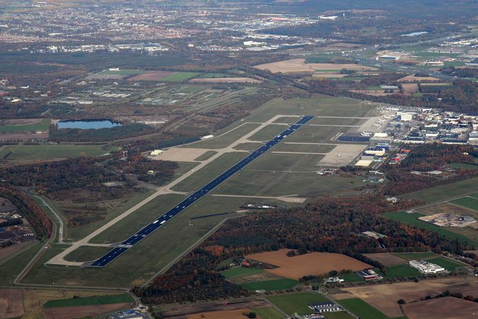 De start- en landingsbaan van de Eindhovense luchthaven.