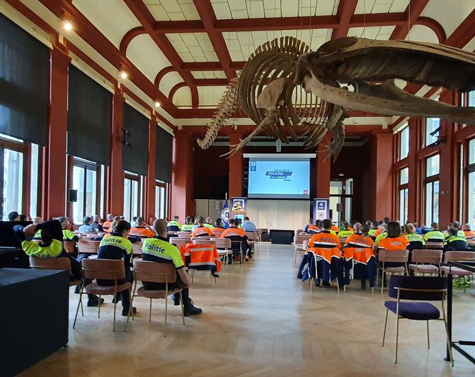 De deelnemers bespraken nieuwe technieken, toepassingen en materialen voor fietsteams.