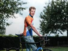 Roel fietst 1266 kilometer in vier dagen: ‘Vrienden regelen alles onderweg, maar lekke band moet ik zelf plakken’ 