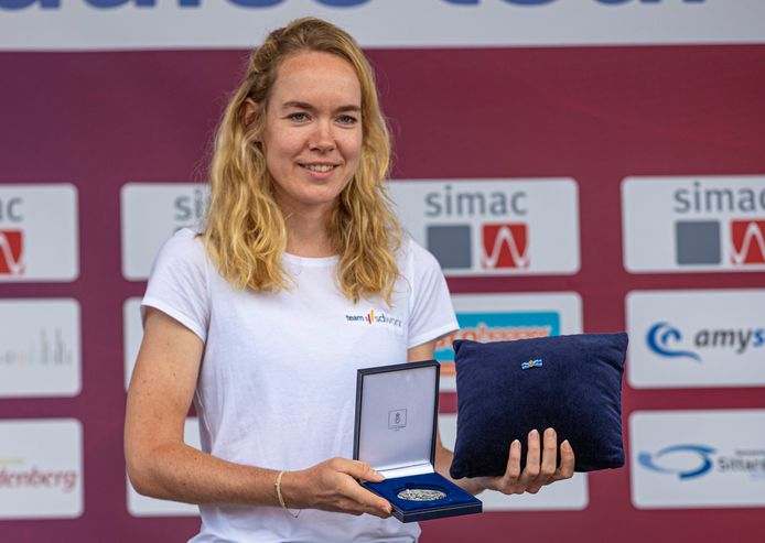 De nieuwste houder van de Erepenning van Zwolle: Anna van der Breggen ontvangt de penning bij de start van de tweede etappe van de Simac Ladiestour in Zwolle. ‘Anna; wars van glitter en glamour, maar goud voor Zwolle!’