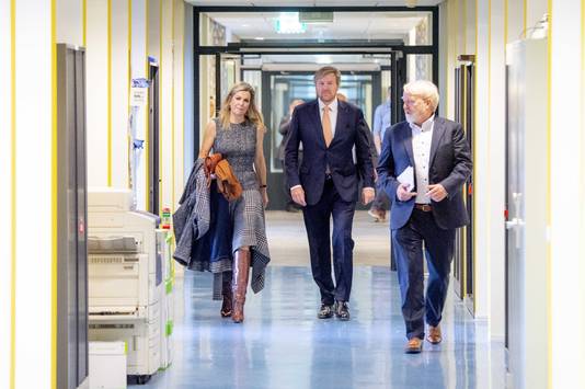 Begin april gaf Jaap van Dissel (r.) koning Willem-Alexander en koningin Máxima een rondleiding bij het RIVM in Bilthoven.