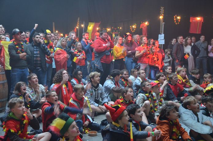 Meer dan 300 Rode Duivels-supporters verzamelen in zaal Mauritz ...