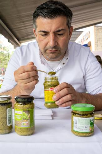 Italiaanse chef Peppe Giacomazza proeft 10 kant-en-klare pesto’s en deelt lage scores uit: “Deze heeft een uitgesproken melksmaak, echt niet lekker”