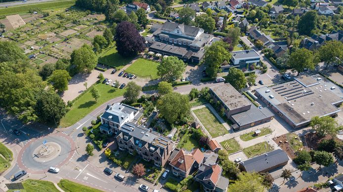 De Deventer Buitensociëteit in Steenenkamer (boven in beeld), is een horecagelegenheid met een grote zaal, restaurant, terras en bowlingcentrum. Omwonenden aan straat De Worp, beneden in beeld, zeggen veel geluidsoverlast te ervaren door grote feesten, zoals bruiloften. Zij vragen daarom de gemeente Voorst in te grijpen. Achterburen van De Kweekweg, de straat achter de horecagelegenheid, zijn het niet met hen eens.