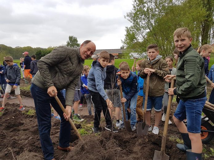 Schepen Sus Vissers tijdens een van de vele boomplantacties die hij organiseerde.