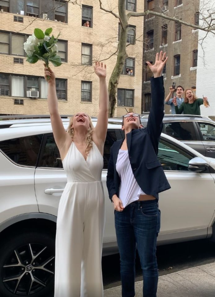 Reilly Jennings (links) en Amanda Wheeler trouwden vrijdag op straat in New York.