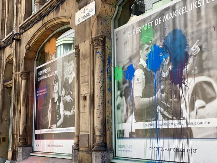 Het raam van het politiecommissariaat aan de Belfortstraat werd bekogeld met verfballonnen