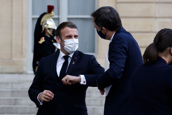Emmanuel Macron (l) verwelkomt Alexander De Croo met een ellebooggroet aan het Élysée in de Franse hoofdstad.