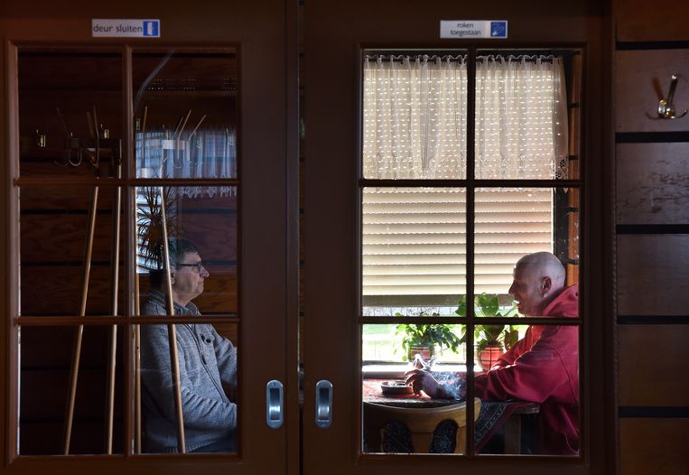 Een rookruimte in een café in het Gelderse Alphen. Beeld Marcel van den Bergh / de Volkskrant