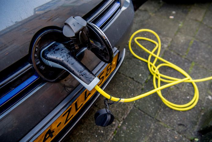 Een elektrische auto aan de lader.