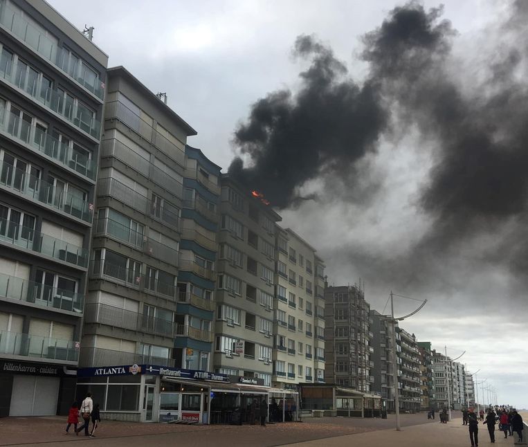 De brand op het dak van het appartementsgebouw op de Zeedijk lokte heel wat kijklustigen. Een gitzwarte rookpluim was kilometers ver te zien.