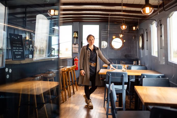 Nelke Schraven in haar restaurantschip ByWillem dat zeker tot maart blijft gesloten. Foto: Rolf Hensel.