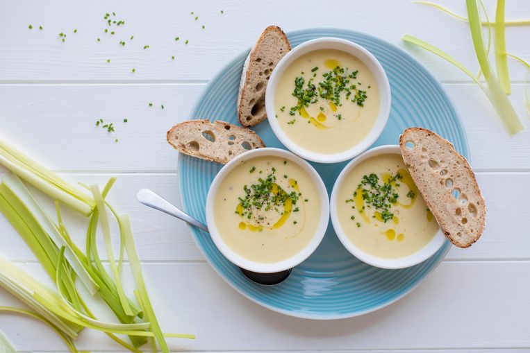 Vichyssoise soup (creamy leek and potato) with olive oil, fresh chive and sour dough bread Beeld Getty Images/Foodcollection