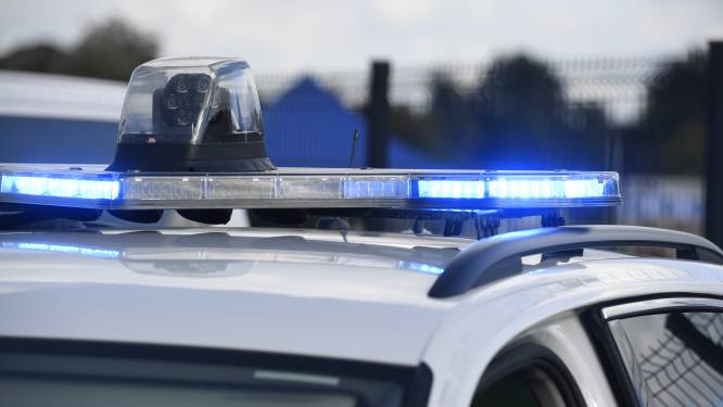 Bestuurder (21) lichtgewond nadat voertuig over kop gaat