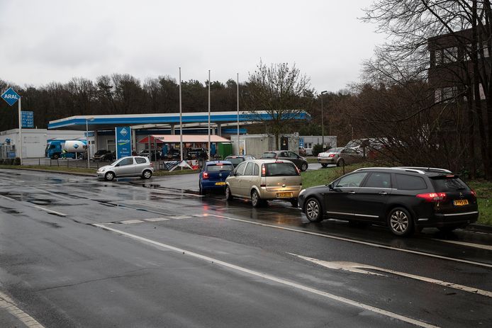 Drukte bij tankstation Aral in Elten. Nederlanders haasten zich naar het tankstation nu de benzineprijzen flink stijgen door de oorlog in Oekraïne.