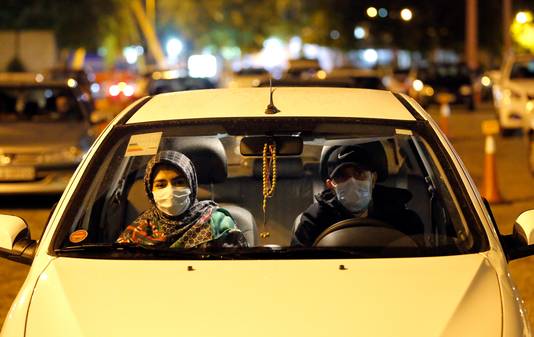 Dit koppel in de Iraanse hoofdstad Teheran draagt elk een mondmasker in de wagen. (archieffoto april 2020).